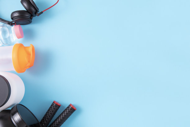 蓝色背景上的运动设备和配件图片下载