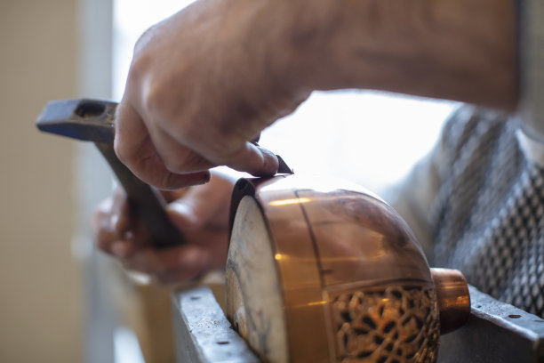 工匠雕刻铜壶图片下载