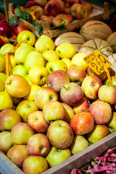 各种各样的富士苹果在市场摊位图片下载