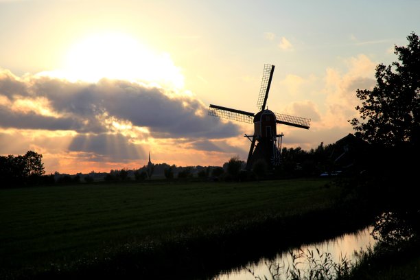 荷兰风车和日落图片下载
