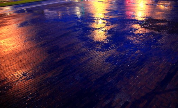 晚上路面潮湿图片下载