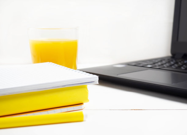 在线教育或学习概念俯视图。在家里工作。远程工作。笔记本电脑，白色木制背景的书。图片下载