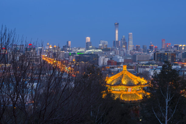 中国古代建筑与新北京天际线的夜晚图片下载
