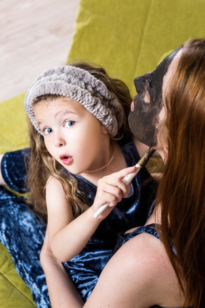 女孩给妈妈化妆图片下载