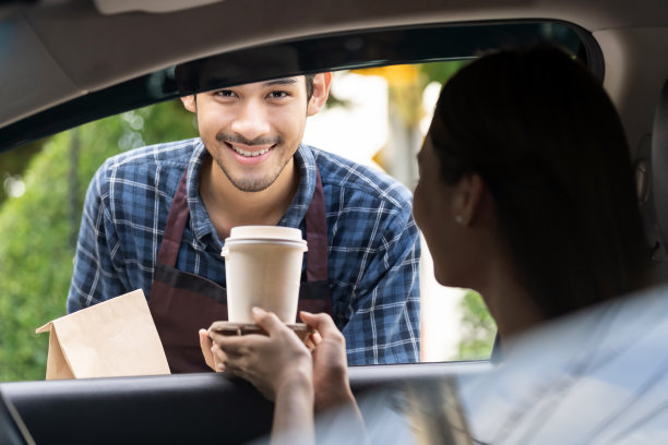 服务员通过开车送餐服务图片下载