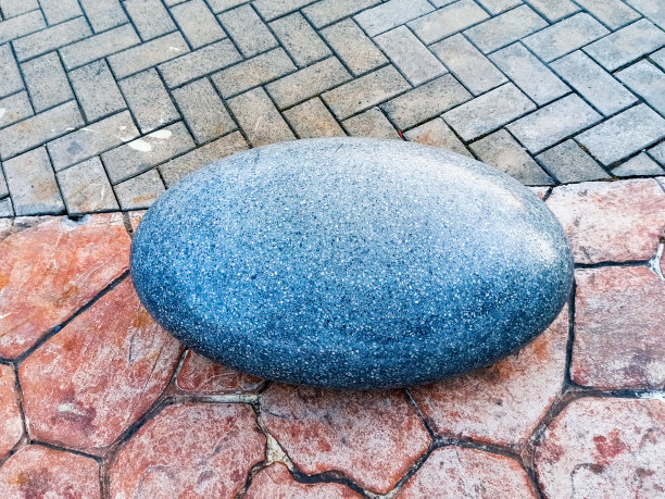 2020年6月20日，俄罗斯索契。一块美丽的巨石躺在索契公园的小路上。检疫,冠状病毒。没有人图片下载