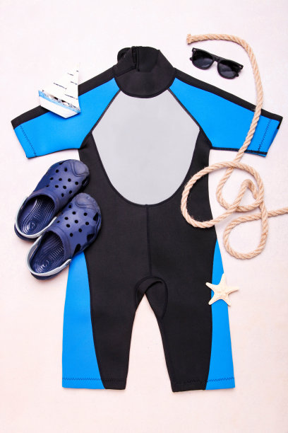 儿童氯丁橡胶服装和橡胶凉鞋配件图片下载