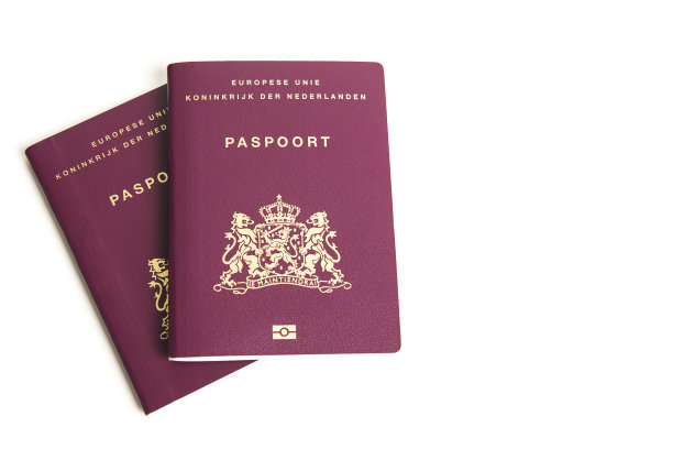 两本来自荷兰的封闭欧洲护照躺在白色背景上图片下载