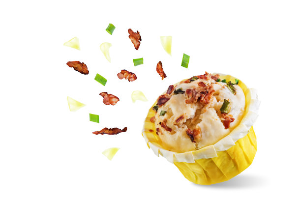 培根蛋奶酪早餐松饼在白色孤立的背景图片下载