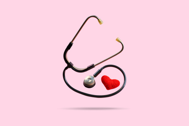 用于压力测量的医疗工具，隔离在粉红色背景上。健康的概念。图片下载