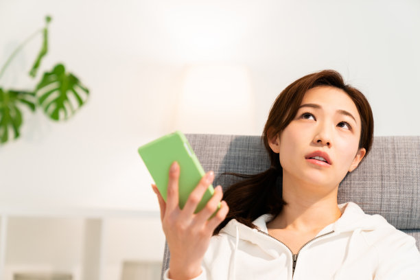 亚洲女性看到智能手机图片下载