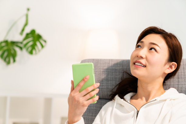 亚洲女性看到智能手机图片下载