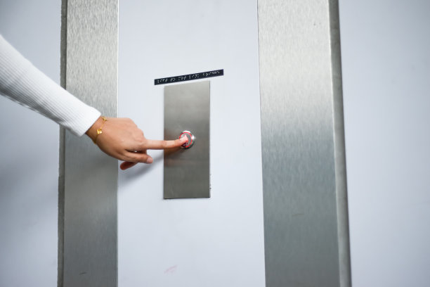 关闭的手推升降机按钮图片下载