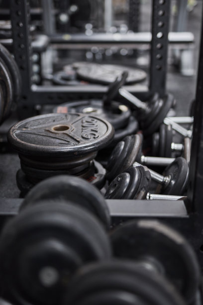架子和哑铃准备锻炼。健身器材图片下载
