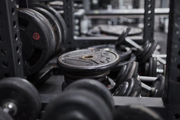 架子和哑铃准备锻炼。健身器材图片下载