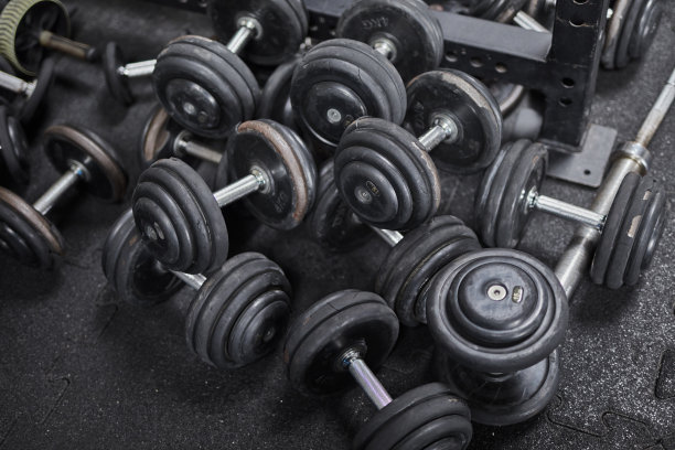 架子和哑铃准备锻炼。健身器材图片下载