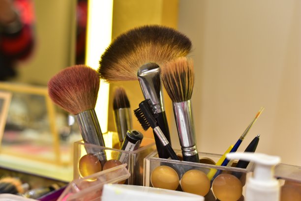 化妆包和各种类型的刷子图片下载