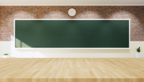 木质台面产品展示和模糊的绿色板背景。图片下载