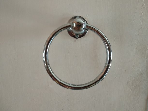 挂浴室毛巾的金属环图片下载