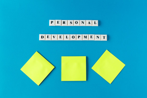 个人发展。孤立的文本写在蓝色背景和笔记纸。图片下载