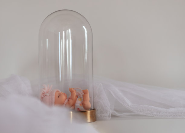 娃娃在引擎盖下是隔离的。保护你的孩子免受危险。图片下载