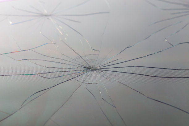 近景倾斜破碎液晶屏幕可见像素网格和选择性焦点图片下载