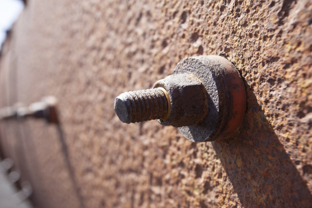在生锈的管道中关闭生锈的螺栓和螺母图片下载