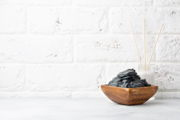 水疗中心放松的概念。白色背景上的死海泥图片下载