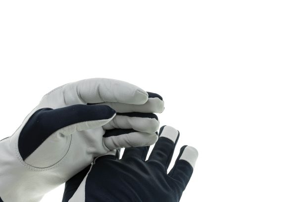 近距离观察新一对的黑色和白色皮革尼龙手套孤立在白色背景。图片下载