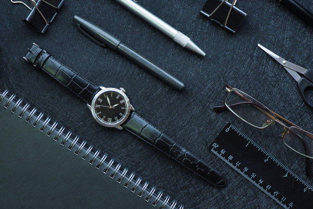 几何图案。黑色时尚办公用品和男士配饰。经营理念。平面布局，俯视图，生活方式。图片下载