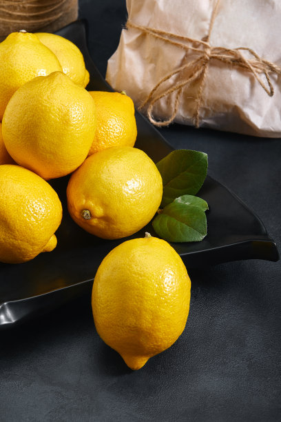 柠檬背面为灰色背景材料，用于包装产品。近看，生态包装。产品交付，空间拷贝，店铺目录照片图片下载