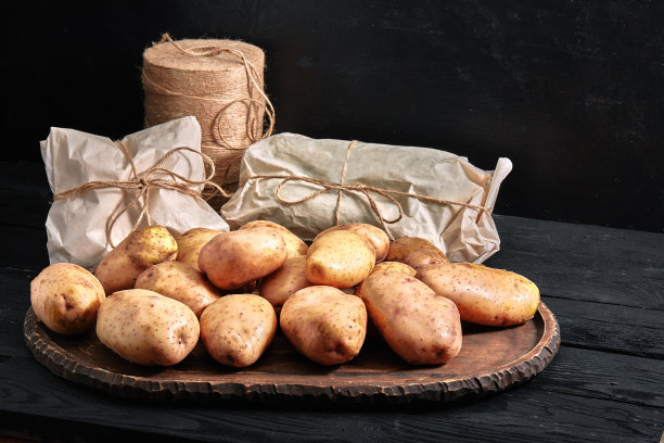 土豆木背景，环保包装，拷贝空间。杂货店的概念照片图片下载