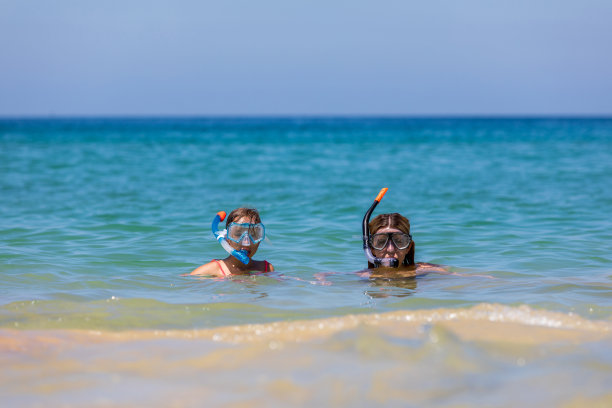 妈妈带着女儿戴着面具潜水图片下载