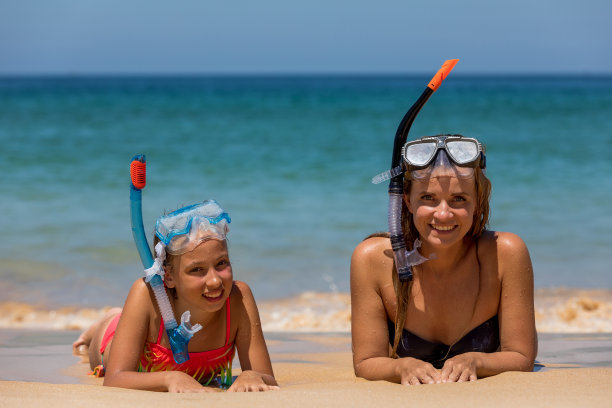 妈妈带着女儿戴着面具潜水图片下载