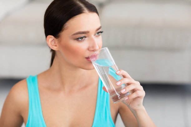 健康女性喝玻璃水在家减肥图片下载