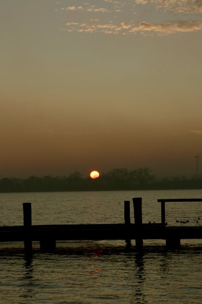 日出时分的湖泊图片下载