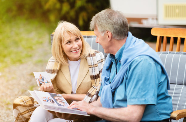 在露营地点的房车附近看家庭相册里的照片图片下载