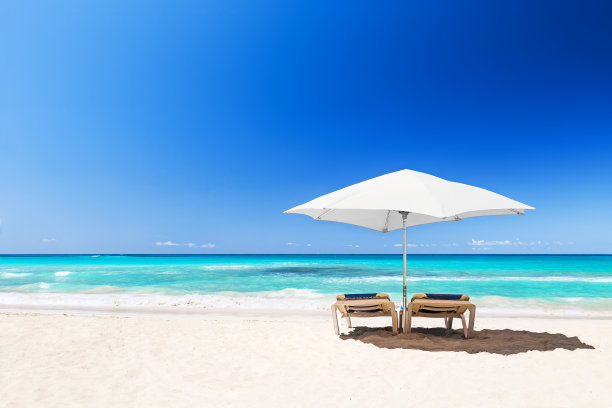 多米尼加共和国蓬塔卡纳的沙滩椅和美丽的沙滩图片下载