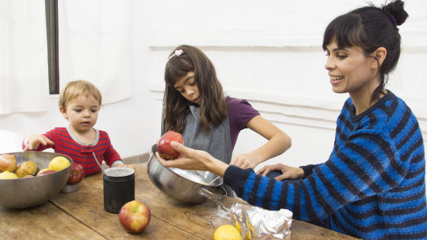 母亲和孩子们一起烹饪图片下载