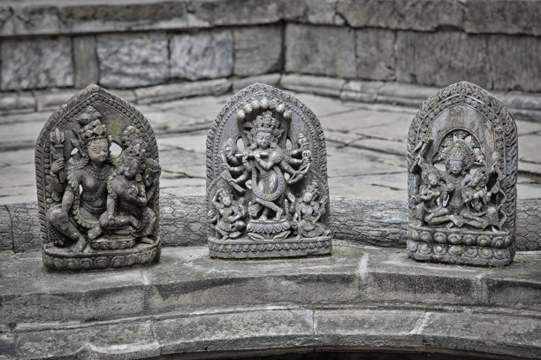 尼泊尔帕坦杜巴广场三个主要庭院之一的Sundari Chowk美丽的庭院中，被称为Tusha Hiti的精雕细琢的下沉水箱的细节图片下载