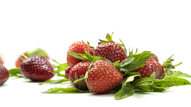 白底草莓切片。宏观照片图片下载