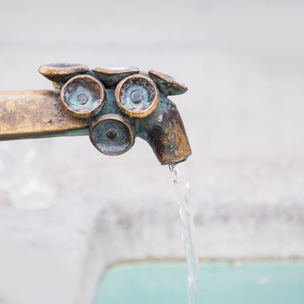 位于市中心Marienplatz的装饰性老式水龙头。慕尼黑。德国巴伐利亚图片下载