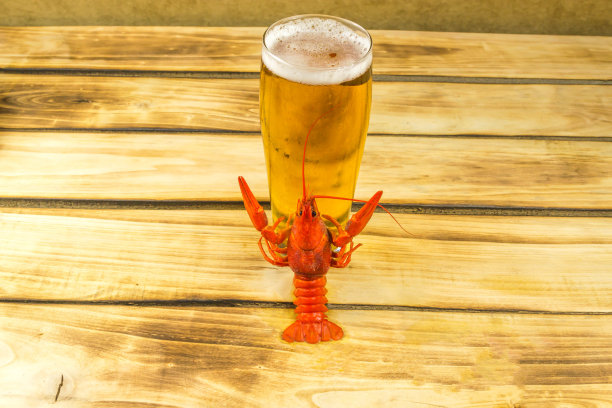 煮熟的小龙虾煮熟就可以吃了，木制的背景。图片下载