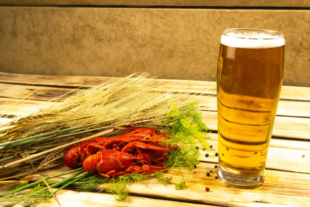 煮熟的小龙虾煮熟就可以吃了，木制的背景。图片下载