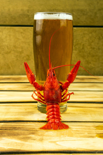 煮熟的小龙虾煮熟就可以吃了，木制的背景。图片下载