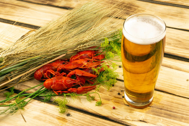 煮熟的小龙虾煮熟就可以吃了，木制的背景。图片下载