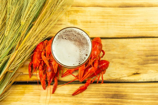 煮熟的小龙虾煮熟就可以吃了，木制的背景。图片下载