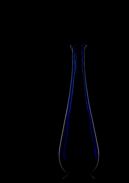 优雅的蓝色玻璃花瓶，背光，黑色背景的剪影。图片下载