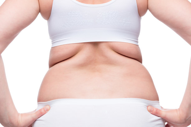 一个胖女人的背部折叠近距离，身体在内衣图片下载