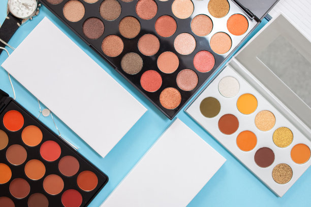 大型眼影和遮瑕膏，专业化妆师专用化妆品图片下载